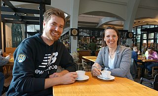 Markthallenmanagerin Bettina Harre und Lars Sundermann von der Pro Herford freuen sich, dass die Besucherzahlen in der Markthalle steigen. - Christina Römer