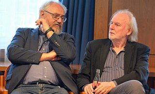 Gerhard Beckmann (SPD, l.) und Volker Brand (Grüne) scheinen schon in erste Gespräche in Sachen Mehrheitsfindung im neuen Rat vertieft zu seinn - auch wenn Brand nicht mehr im Rat aktiv ist. - Thorsten Gödecker