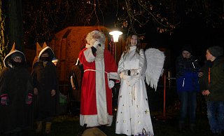 Der Nikolaus samt Weihnachtsengel kommen in diesem Jahr nicht zum Rödinghauser Weihnachtsmarkt. Die Veranstaltung ist abgesagt. - Louisa Kohnert