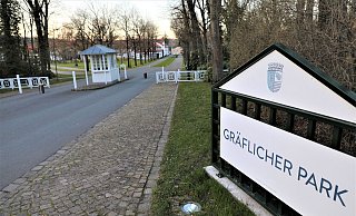 Bereits am Dienstagabend waren die Bauzäune im Haupteingangsbereich zum gräflichen Kurpark an der Brunnenstraße wieder verschwunden. - Simone Flörke
