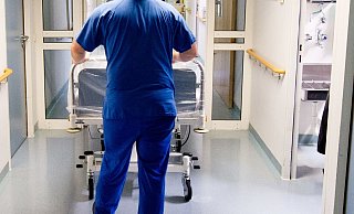Ein Krankenpfleger soll im Oktober 2018 den schwachen Zustand einer Patientin im Krankenhaus ausgenutzt haben, um sie zu vergewaltigen. - Symbolfoto: picture alliance/dpa