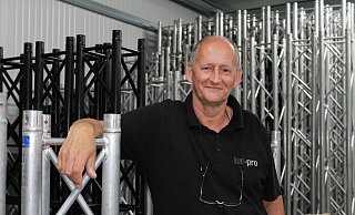 Ulrich Jansen ist einer von drei Geschäftsführern bei lean-pro. Eigentlich ist das Unternehmen auf Veranstaltungstechnik spezialisiert. Doch in der Coronakrise geht der Betrieb aus Elsen neue Wege. - David Knapp