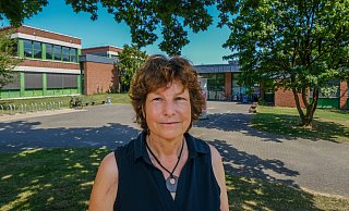Kirsten Bergmann vor der in die Jahre gekommenen Queller Gesamtschule aus den 1970er Jahren. Im Gegensatz zu weniger gefragten Bielefelder Gesamtschulen kann sie von einem Neubau nur träumen. - Andreas Zobe Kirsten Bergmann vor der in die Jahre gekommenen Queller Gesamtschule aus den 1970er Jahren. Im Gegensatz zu weniger gefragten Bielefelder Gesamtschulen kann sie von einem Neubau nur träumen. - Andreas Zobe