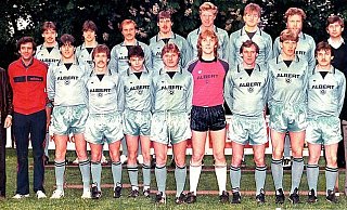 Mit dabei waren Ralf Krüger (hintere Reihe v.l.), Olaf Krüger, Detlef Bohnenkamp, Uli Hebrock, Peter Rzepka, Axel Kröger, Rainer Lobach, Vorsitzender Eckhard Spilker; sowie Trainer Wilfried Horst (vordere Reihe v.l.), Betreuer Rolf "Pele" Reinkensmeier, Frank Trampe, Detlef Hüsemann, Frank Thomas, Klaus Namnieks, Frank Rehburg, Uwe Verl, Manfred Finke, Manfred Stiegemeier und Betreuer Rolf Kröger. - FOTO: NW
