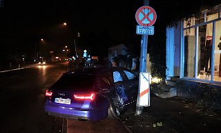 Der Audi wurde bei der Kollision mit der Laterne erheblich beschädigt. - Polizei Paderborn