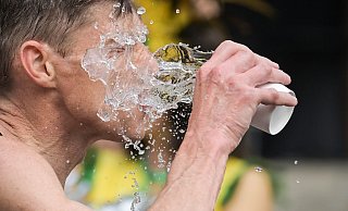 Abkühlung: Lauwarmes Wasser schont den Kreislauf besser als eiskaltes. - Sebastian Gollnow/dpa/dpa-tmn