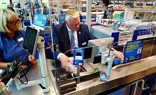 Bürgermeister Daniel Hartmann kassiert mit der Hilfe von Gabriele Henke im Höxteraner Lidl für den guten Zweck. - Moritz Räker