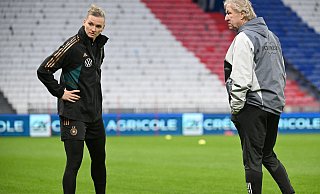 DFB-Kapitänin Alexandra Popp fehlt im Aufgebot von Bundestrainer Horst Hrubesch (r). - Sebastian Gollnow/dpa