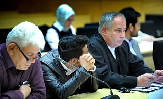 Einer der Angeklagten sitzt im Prozess vor der Jugendschutzkammer des Bielefelder Landgerichts neben seinem Anwalt Friedbert Teutenberg. - Andreas Frücht