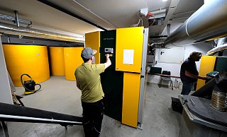 Das Städtische Gymnasium erzeugt mit einer Holzpelletheizung die benötigte Wärme. Bei den großen Behältern auf der linken Seite handelt es sich um einen Wärmepuffer. In dem Mülleimer aus Stahl rechts landet die heiße Asche. - Andreas Frücht