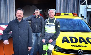 Udo Stötzel (ADAC-Vorstand Verkehr und Technik), Reinhard Knubel (Betriebsdienstleiter Autobahnmeisterei Oelde) und der "Gelbe Engel" Andreas Krohn (ADAC) helfen Autofahrern in Not. - Nicole Hille-Priebe