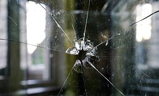 Der Mann, der die Scheibe eingeworfen hat, wollte nicht einbrechen – er hatte einen ganz anderen Grund. - (Symbolbild): Pixabay