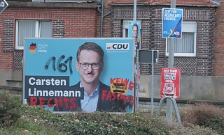 Nichts Ungewöhnliches während eines Wahlkampfs: zerstörte Wahlplakate, wie hier in Borchen-Alfen an der Salzkottener Straße. - Markus Freckmann Nichts Ungewöhnliches während eines Wahlkampfs: zerstörte Wahlplakate, wie hier in Borchen-Alfen an der Salzkottener Straße. - Markus Freckmann