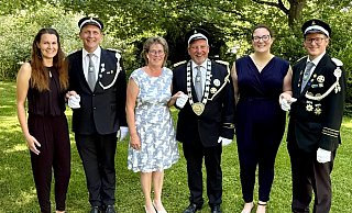 Das neue Rolfzener Königspaar Matthias und Marianne Stock (M.), eingerahmt vom Hofstaat mit Steffi und Frank Schröder (von links) sowie Lea und Eike Schirrmacher. - Schützen Rolfzen