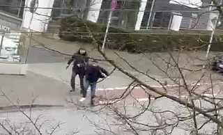 Ein Tiktok-Video eines Anwohners zeigt einen Mann mit Pistole in der rechten Hand, der auf der Kreuzstraße den Bruder des Angeklagten verfolgt. - privat