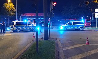 Einsatzfahrzeuge sperren den Unfallort in der Herforder Innenstadt nach einem schweren Zusammenstoß ab. - Claus Frickemeier