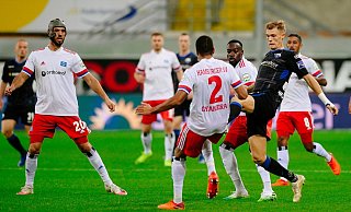 SCP-Neuzugang Svante Ingelsson (r.) zog sich am Montag bei seinem Debüt im Paderborner Trikot in der ersten Hälfte einen Unterarmbruch zu. Mit einer Bandage spielte der Schwede beim 3:4 gegen den HSV dennoch durch. - Besim Mazhiqi