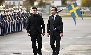 Der ukrainische Präsident Wolodymyr Selenskyj (links) wurde am Mittwoch von Regierungschef Ulf Kristersson (rechts) in Linköping begrüßt. - Fredrik Sandberg/TT News Agency via AP/dpa
