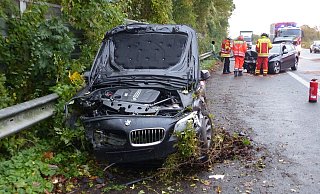 Nach dem Unfall musste die gesamte Bundesstraße gesperrt werden. - Polizei Minden-Lübbecke