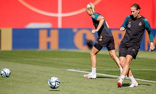 Die deutschen Torhüterinnen Merle Frohms (l) und Ann-Katrin Berger beim Training. - Daniel Karmann/dpa