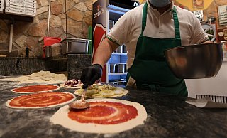 Restaurants in NRW dürfen mittlerweile wieder öffnen - die Kunden sind aber noch verhalten.  - Symbolfoto/picture alliance