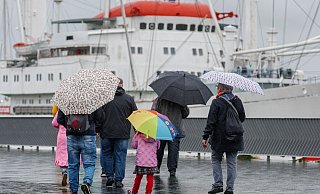 An den Küsten ist auch am Sonntag noch mit Regen und Sturm zu rechnen. - Markus Scholz/dpa