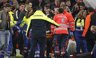 Beim Spiel in Amsterdam ist es zu einem medizinischen Notfall gekommen. - Bart Stoutjesdijk/ANP/dpa