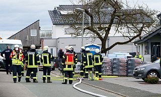 Aus einer beschädigten Gasleitung im Vorgarten eines Wohnhauses am Amselweg im Salzkottener Stadtteil Scharmede strömte unter lautem Zischen Gas aus. - Ralph Meyer