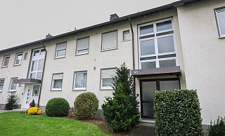 Dieses Mehrfamilienhaus in Bielefeld-Brake konnte kurz vor Weihnachten im Bielefelder Amtsgericht  ersteigert werden. - Oliver Krato