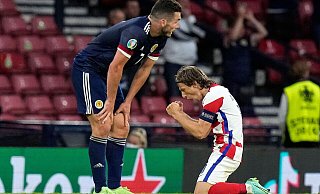 Kroatien feierte nach dem Sieg gegen Schottland Starspieler Luka Modric (r). - Petr David Josek/AP Pool/dpa