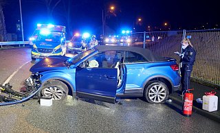Auf der Flucht vor der Polizei verlor der Fahrer dieses VW T-Roc-Cabrio auf der Bahnhofstraße die Kontrolle über den Wagen und prallte in Höhe der Brückenbaustelle gegen einen Straßenbaum. - Ralph Meyer