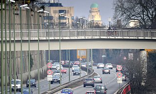Noch sind 100 erlaubt: Doch die Stadt will auf dem Ostwestfalendamm das Tempo auf 80 Kilometer pro Stunde senken. - Andreas Frücht