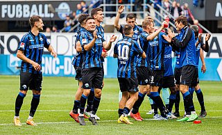 Nach dem 3:0-Heimsieg gegen Jahn Regensburg führten Paderborns Zweitligakicker Freudentänze auf. Doch anschließend sollten sie sechs von neun Ligaspielen verlieren. - dpa