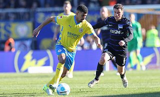 Der Ex-Paderborner Mohamed Dräger (l.), hier in der vergangenen Saison im Zweitligaspiel gegen Hertha BSC, wurde beim SCP-Gegner Braunschweig ausgemustert. - Picture Alliance