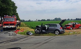 Die beteiligten Autos nach dem Unfall. - Luis Rothe/Feuerwehr Hille