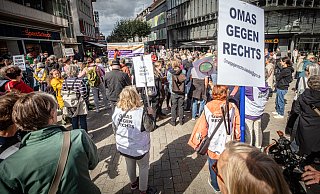 Das "Bündnis gegen Rechts" warb einen Tag vor der Kommunalwahl dafür, die demokratischen Parteien zu wählen. Mit dabei auch die "Omas gegen Rechts". - NW