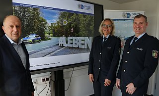 Behördenleiter Christoph Rüther (v. l.) stellt mit Margit Picker (Abteilungsleiterin Polizei) und Andreas Koptik (Leiter Direktion Verkehr) die Verkehrsunfallentwicklung im Kreis Paderborn vor. "#LEBEN" ist das Leitmotiv der Polizei NRW. - Holger Kosbab