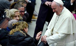 Papst Franziskus grüßt Gläubige (Archivfoto). - dpa