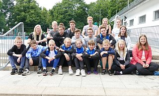 Eine Fahrt, die sich in doppelter Hinsicht lohnte: Die Schwimmer des SC Herford erzielten in Berlin starke Ergebnisse bei den Wettkämpfen im Becken und nutzten die Fahrt auch zum Teambuilding. Foto: privat - aaaa