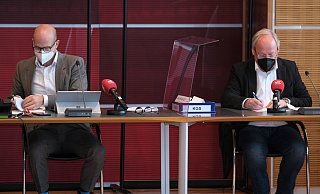 Corona-Krisenstabsleiter Ingo Nürnberger (links) und Oberbürgermeister Pit Clausen zur Corona-Lage in Bielefeld. - Andreas Zobe