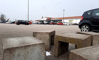Der Supermarkt-Parkplatz am Lipper Tor ist vor allem abends ein beliebter Treff für Jugendliche und junge Erwachsene. Foto: Madita Schellenberg - Madita Schellenberg