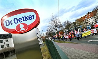 Etwa 200 Beschäftigte der Binding-Brauerei in Frankfurt zogen über die Artur-Ladebeck-Straße zur Dr. Oetker-Zentrale. - Barbara Franke