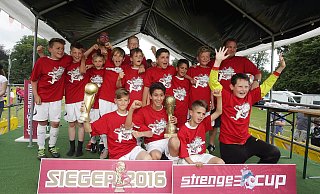 Erfolgserlebnis: Zum vierten Mal in der Vereinsgeschichte gewannen die E-Junioren des SC Wiedenbrück den begehrtesten Cup im Fußball-Kreisverband Gütersloh. - Henrik Martinschledde