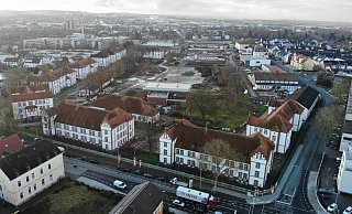 Die Abrissarbeiten auf dem Gelände der ehemaligen Alanbrooke-Kaserne schreiten fort, wie ein Blick aus der Vogelperspektive zeigt.  - Jens Reddeker
