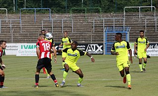 Zug zum Ball: Paderborns Mamba und Antwi-Adjei. - Jochem Schulze