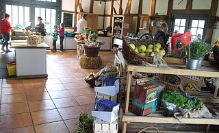 Blick in den Laden: Von April bis meist Ende Juni ist der Hofladen im alten Schaf- und Ziegenstall geöffnet. Eventuell bald auch ganzjährig.