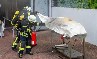 Die Feuerwehrkräfte hatten die Fritteuse mit einer Löschdecke abgedeckt. - Feuerwehr Porta/Michael Horst
