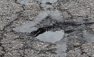 Der Frost vergangener Tage ist für die Straßen eine Belastung. Gefriert Wasser in bereits bestehenden Rissen, können Schlaglöcher die Folge sein. - David Knapp