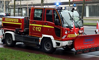 Gerätewagen Öl: Mit diesem Spezialfahrzeug bringt die Feuerwehr Bindemittel auf die Öl-Verunreinigung. Foto: Jens Reichenbach - Jens Reichenbach