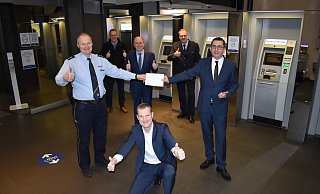 Randolf Latusek (v. l.), Karl-Heinz Peters (Hintergrund), Christoph Rüther (Mitte), Lin Thiele, Friedrich Husemann und Ralf Hils freuen sich über die Kooperation. - Kreispolizeibehörde